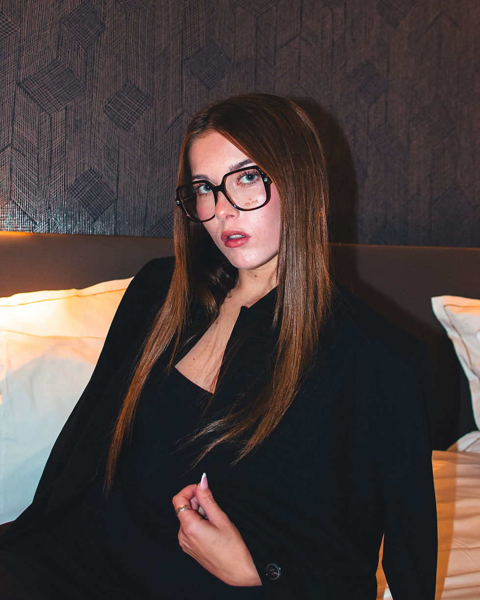 Modèle feminin avec des lunettes Aria Optic