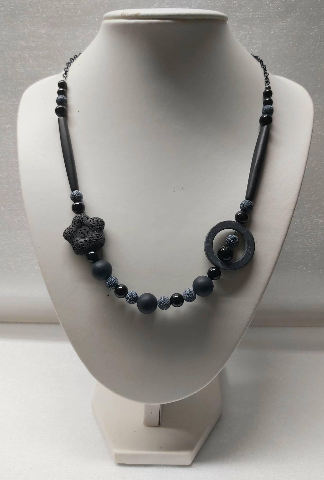 17 - Collier : Pierre volcanique, onyx, agathe craquelée, os et acier inoxydable