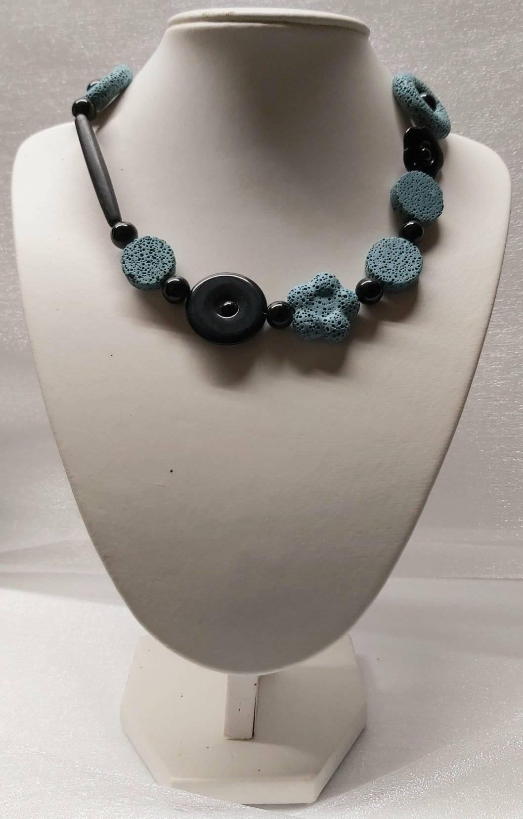 56 - Agathe, pierre volcanique et os