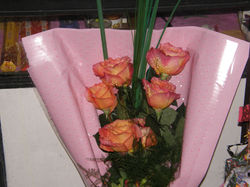 ROSAS DE COLORES VARIADOS$ 180