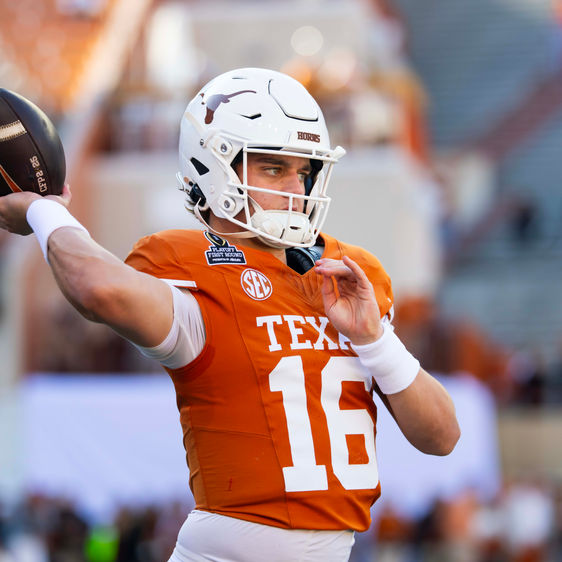 Which teams are favorites to reach the 2025 College Football Playoff as the regular season kicks off?