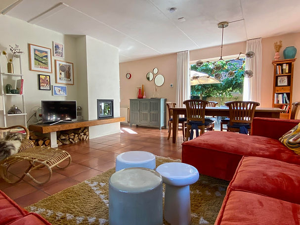 Woonkamer met zicht naar buiten.jpg