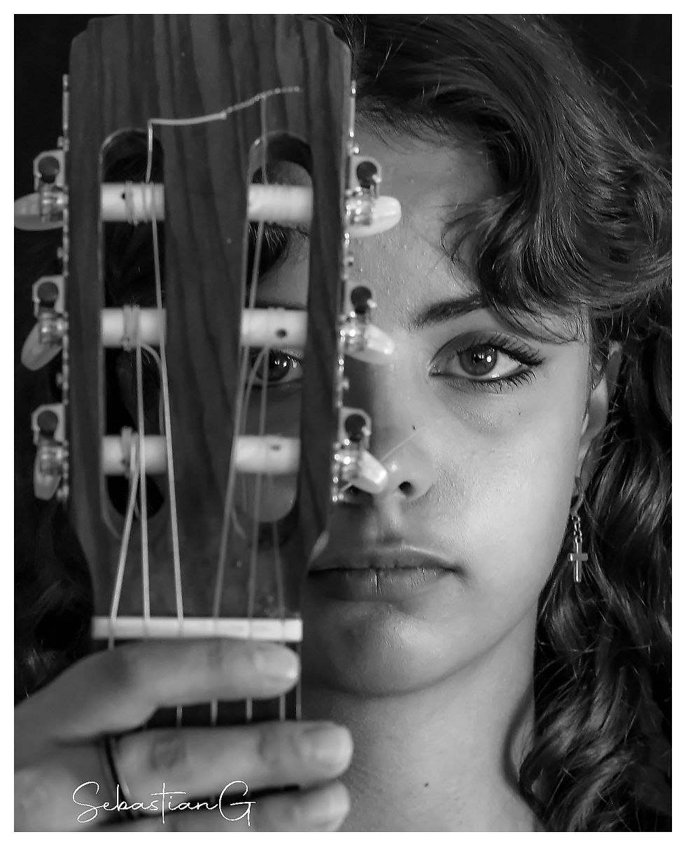 La photographie en noir et blanc efface le temps de l'équation.