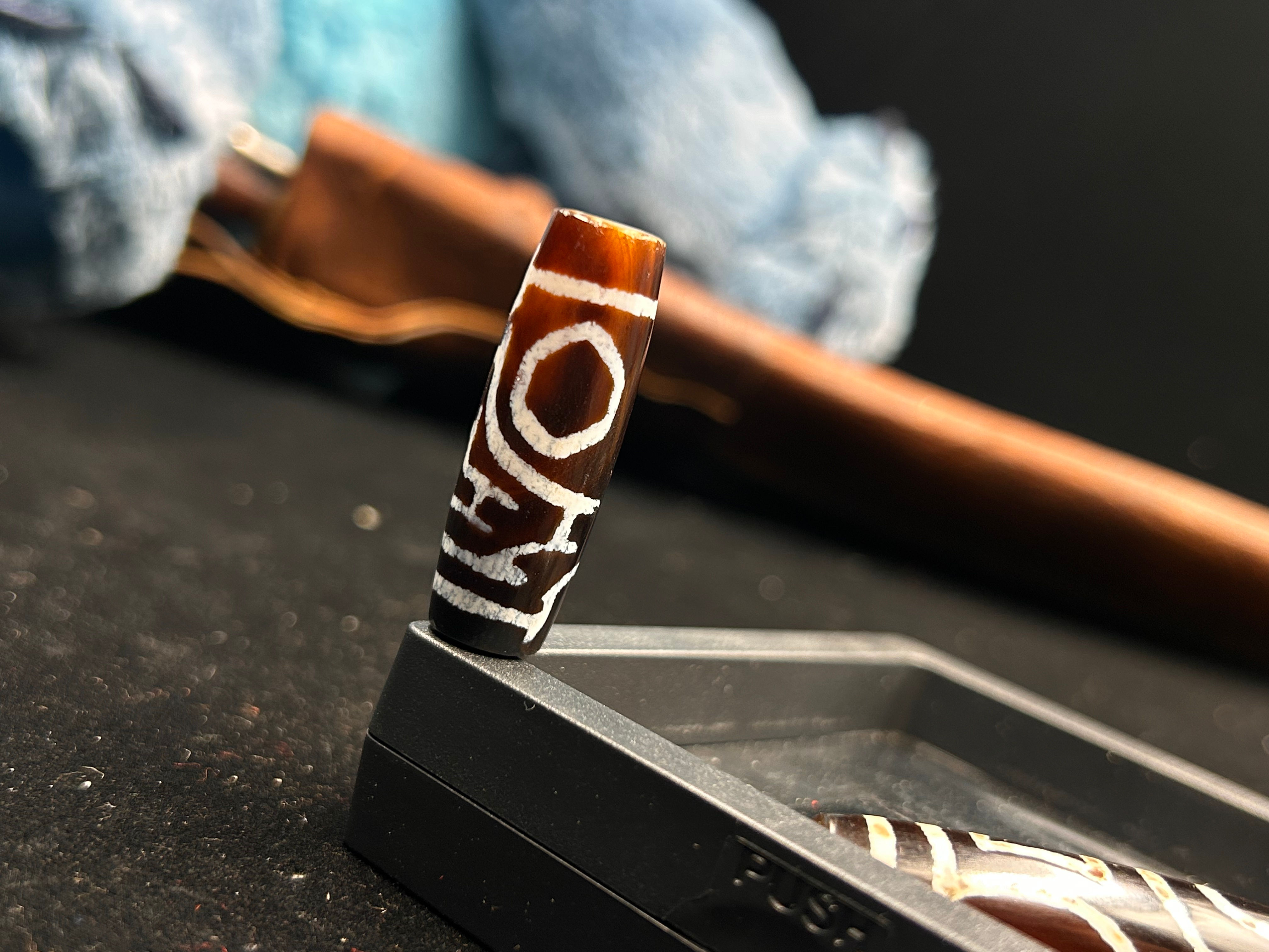 the Heavenly Dog Devouring the Moon Tso-Tsi dzi bead 天狗食月措思