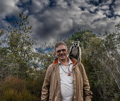 Expedicionario con Lemur explorando la biodiversidad de Madagascar junto a Expediciones Ampimpa.