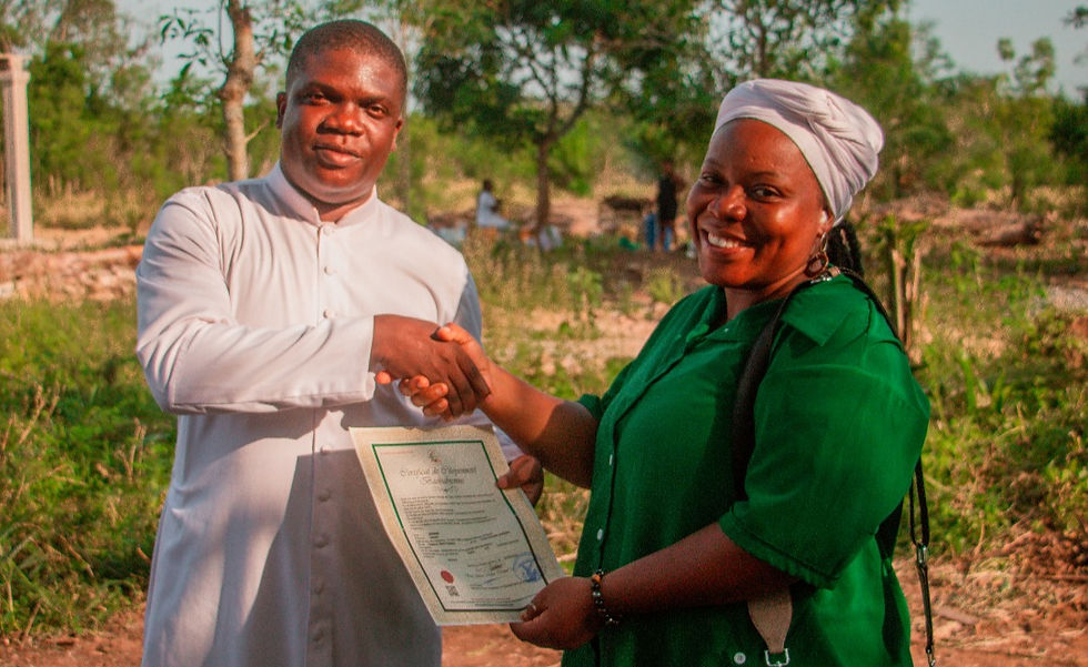 Une nouvelle citoyenne de la Principauté des Baobabs recevant son certificat de citoyenneté