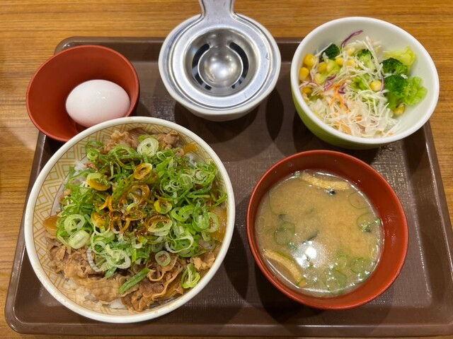 set meal (suất ăn cố định) gồm món chính, một chén súp miso và một món ăn kèm.