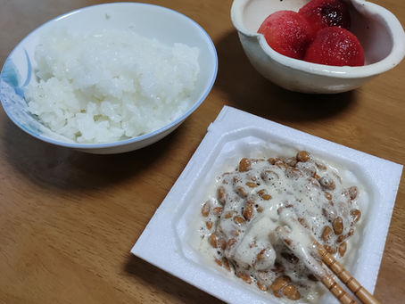 Natto với cơm trắng và hoa quả tươi, một bữa sáng truyền thống của người Nhật. Hình: Bean JP