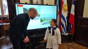 AEGU presente con la gaita en el recibimiento de los niños de la Escuela Galicia