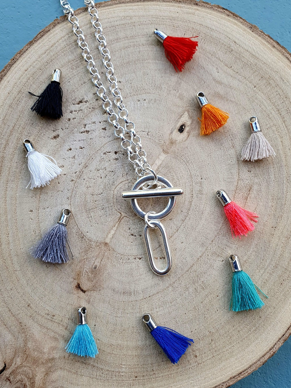 Collier ras de cou fermoir T breloque et pompon plaqué argent