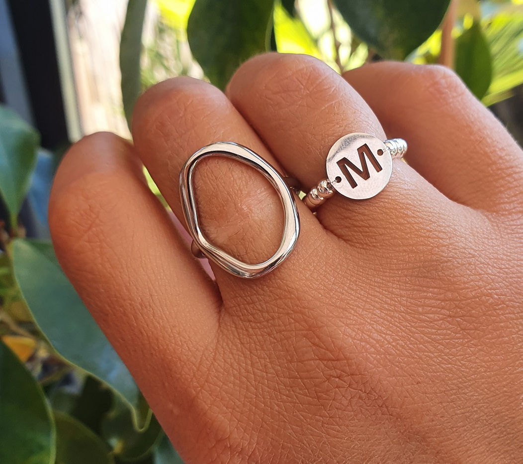 Bague perles plaqué argent lettre ajourée