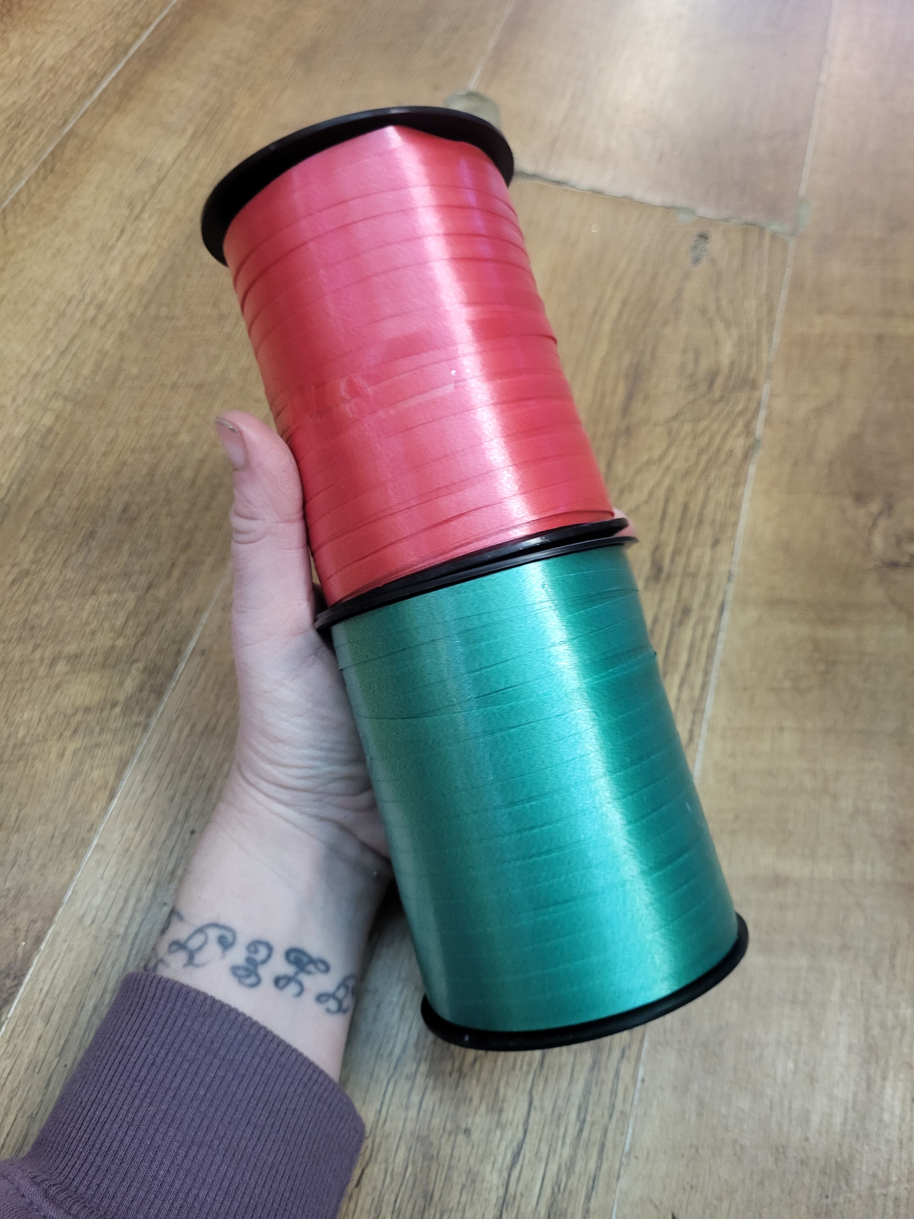 500yrd roll of curling ribbon - 2 colours available