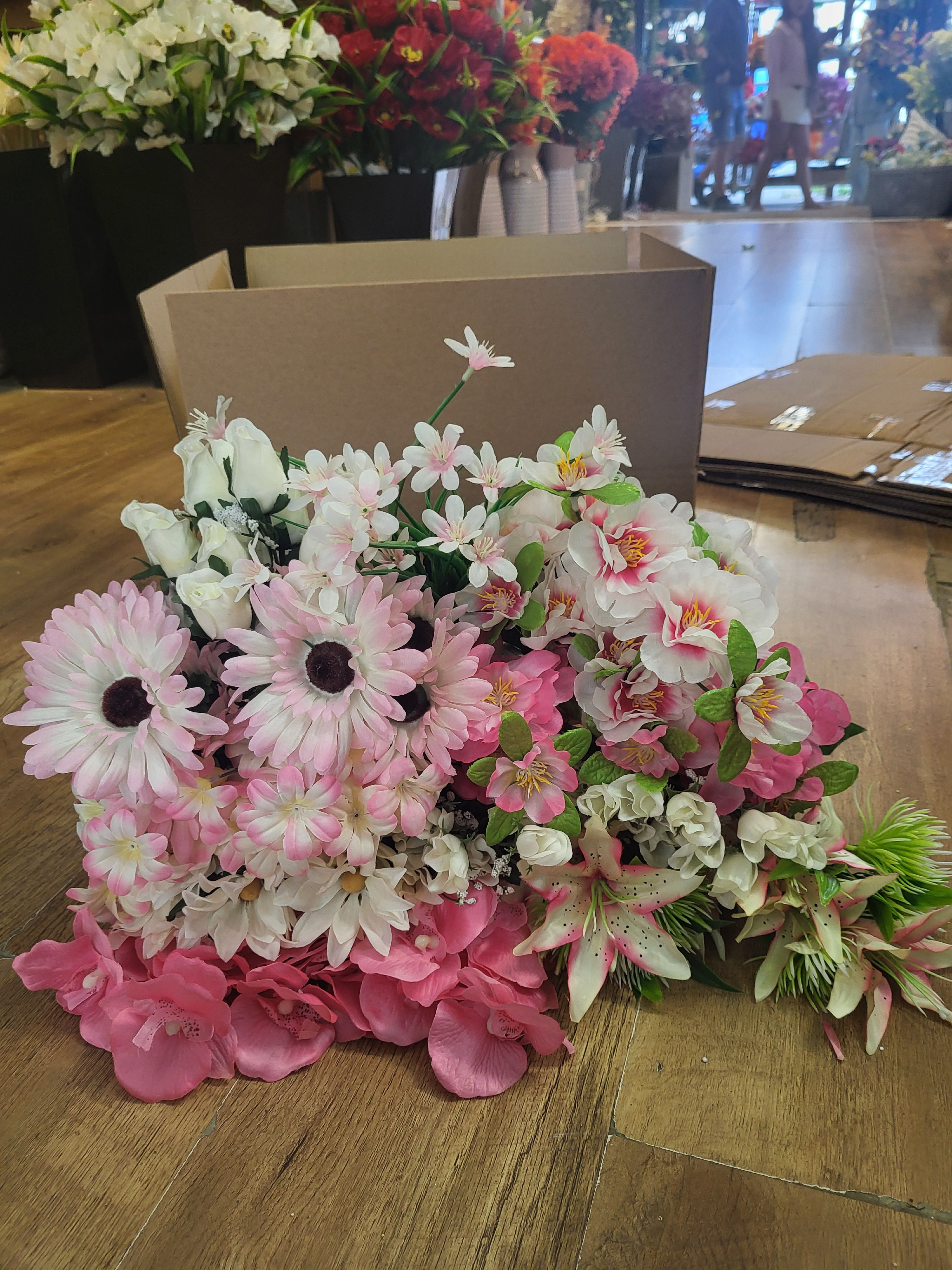 Box 4 - 20 bunches of flowers/foliage 