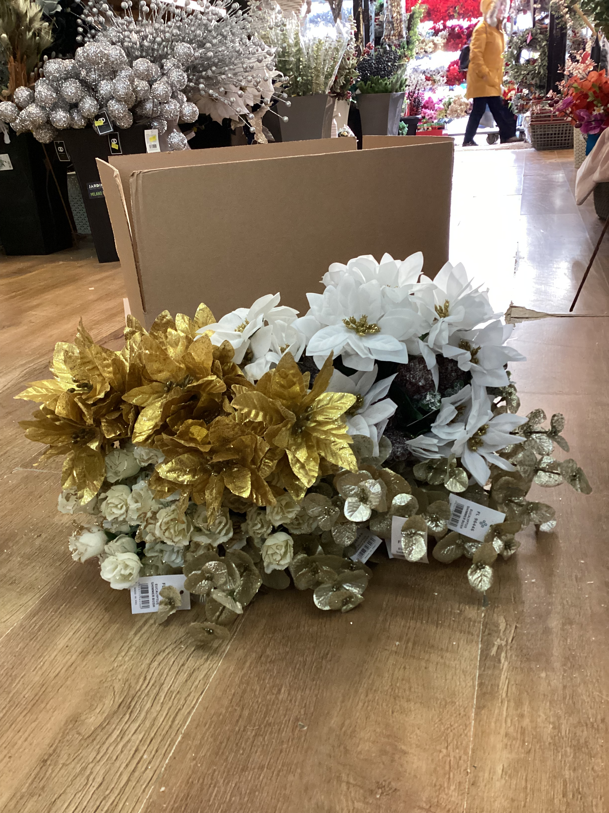 Christmas 9 - 20 bunches of flowers/foliage