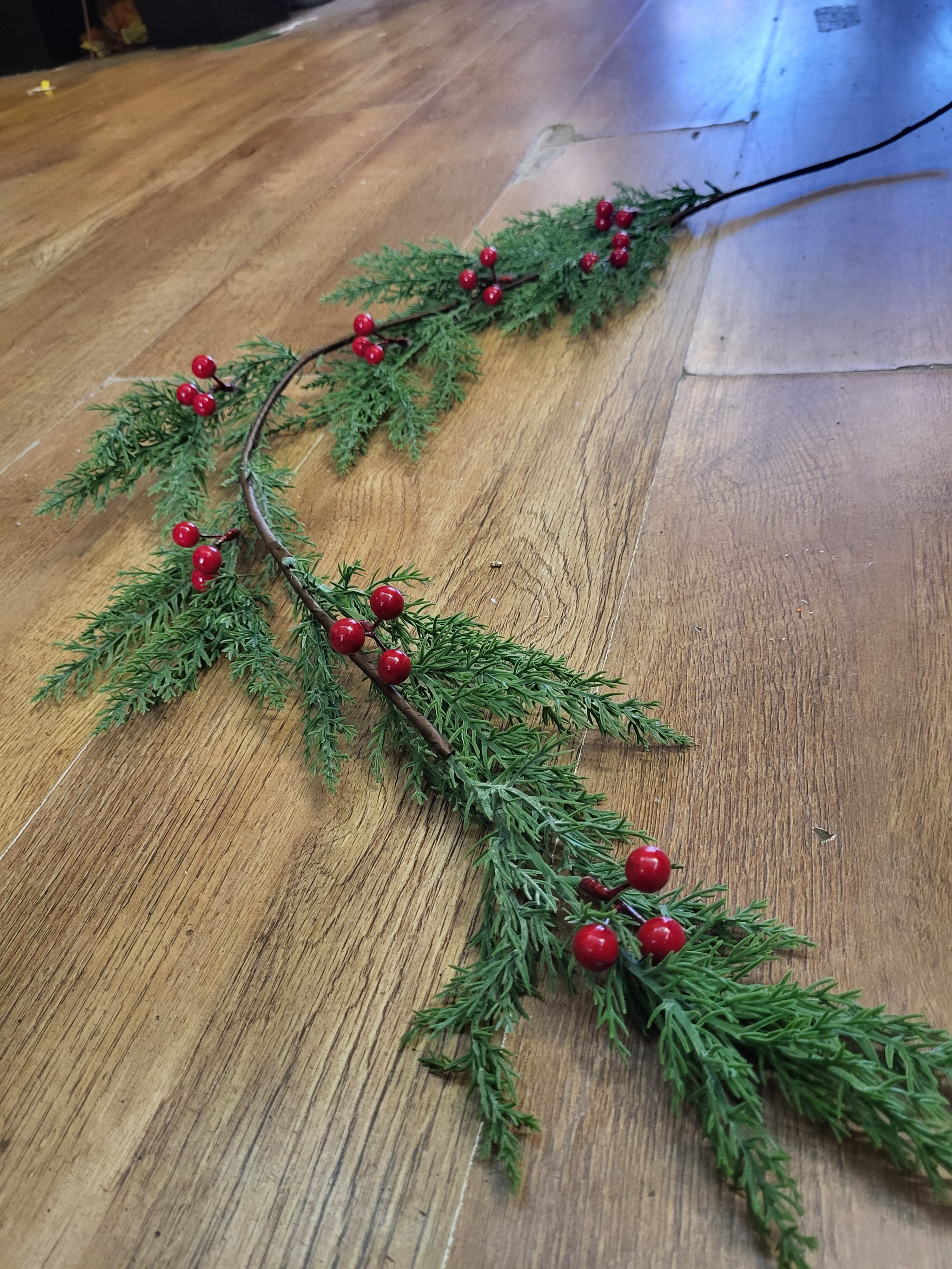 90cm mini garland of Realistic looking foliage with red berries