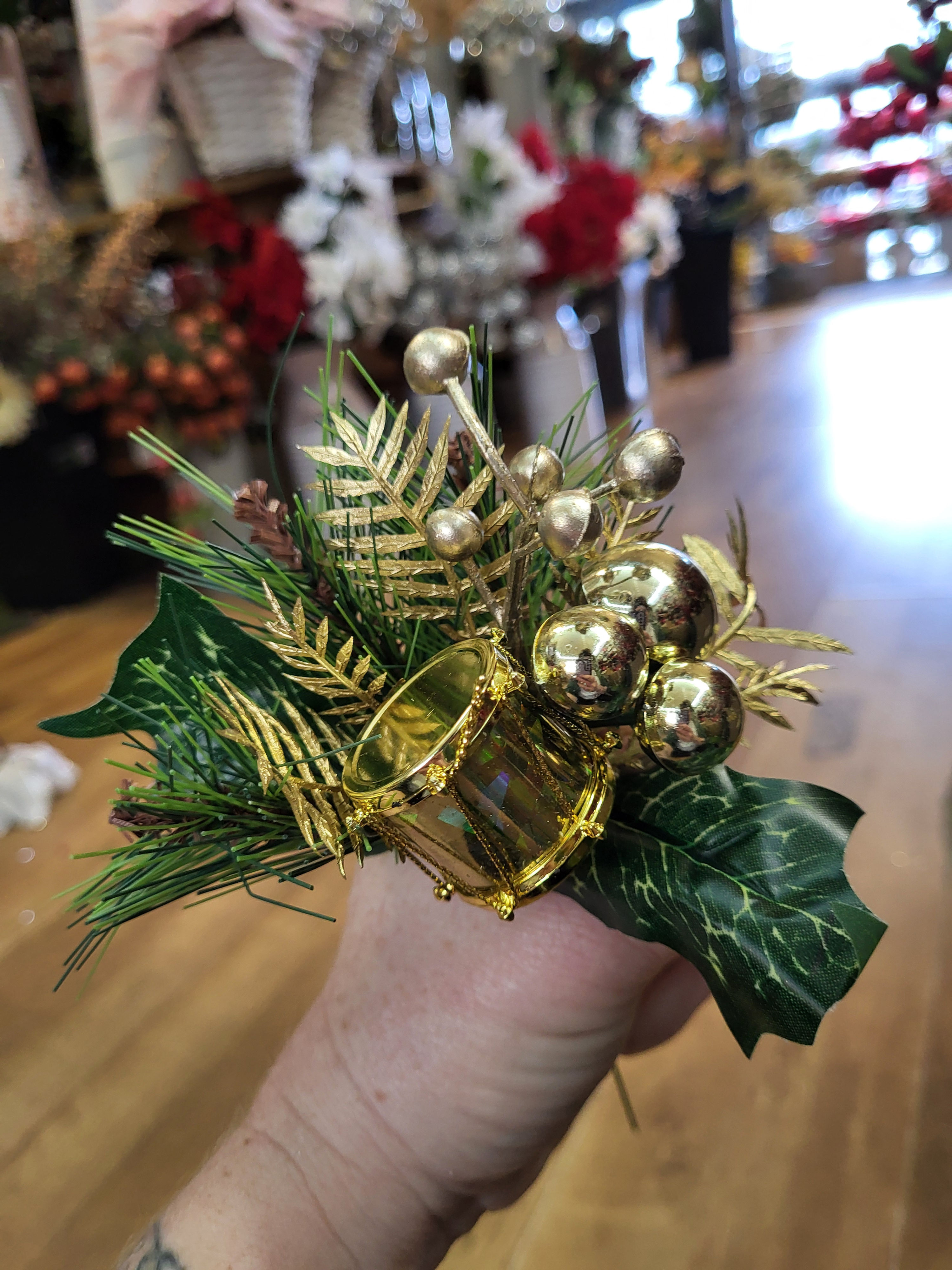 Drum and bauble pick - gold