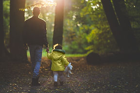 Padre e hijo caminando en el parque