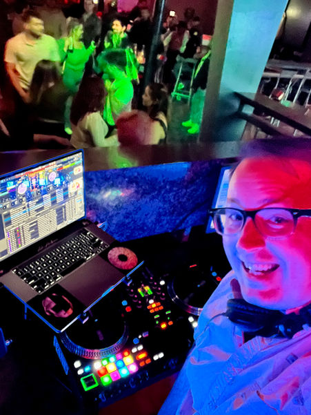 Zach Anderson Visual Entertainer mixing music videos at Level 10