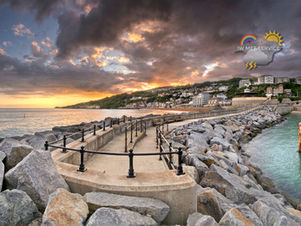 Morning update - A few cloud breaks developing today, bright then rain tomorrow