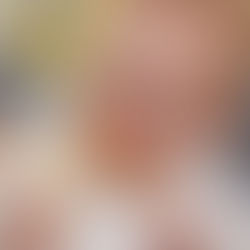 bebê comendo e fazendo careta.