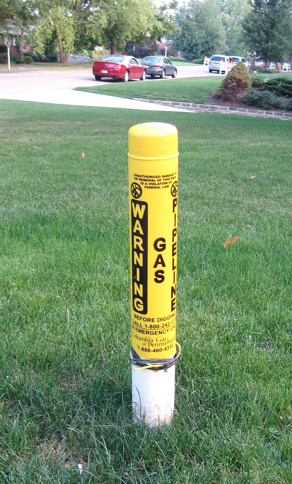A gas pipeline marker in Mt. Lebanon, PA. Public Domain.