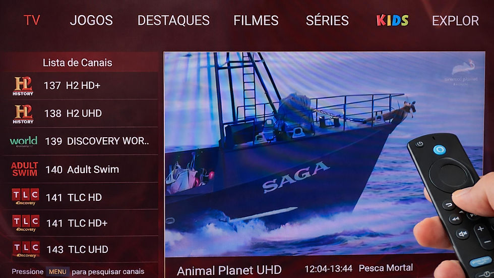 Tela de navegação do aplicativo UniTV mostrando a lista de canais disponíveis, com destaque para o canal Animal Planet UHD, enquanto um usuário utiliza o controle remoto para explorar o conteúdo.