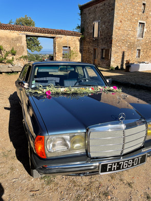 fleurs voiture mariés