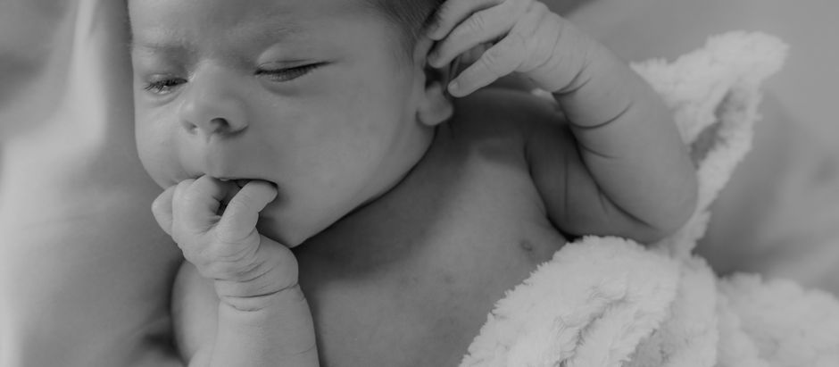 Fotografía en blanco y negro de un bebé recién nacido