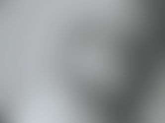 Un bebé recién nacido durmiendo en el pecho de su madre