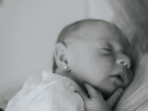 Un bebé recién nacido durmiendo en el pecho de su madre
