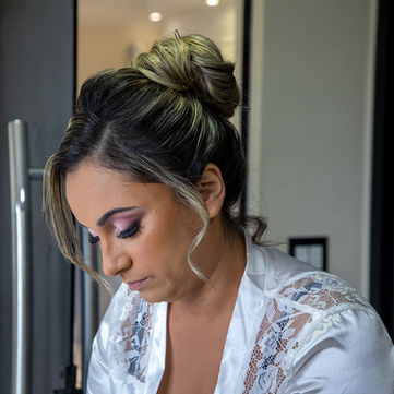 noiva se arrumando para casamento making of