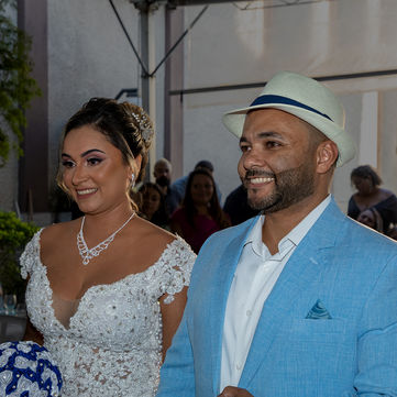 Casal se casando felizes