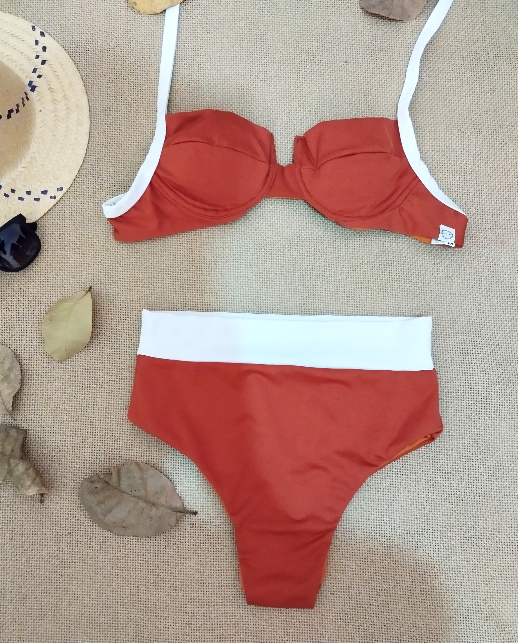 Biquíni Meia Taça com Hot Pant – Branco e Terracota