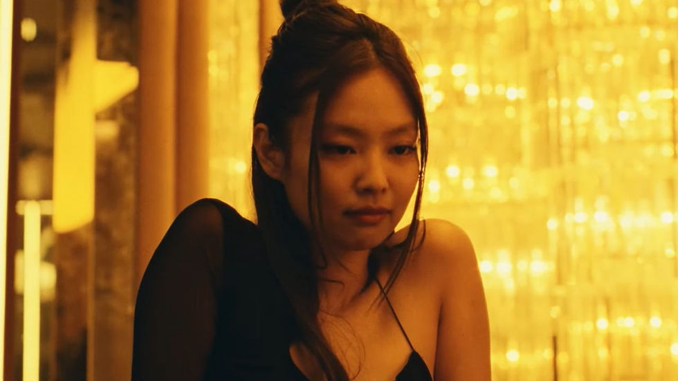 mulher olhando para frente