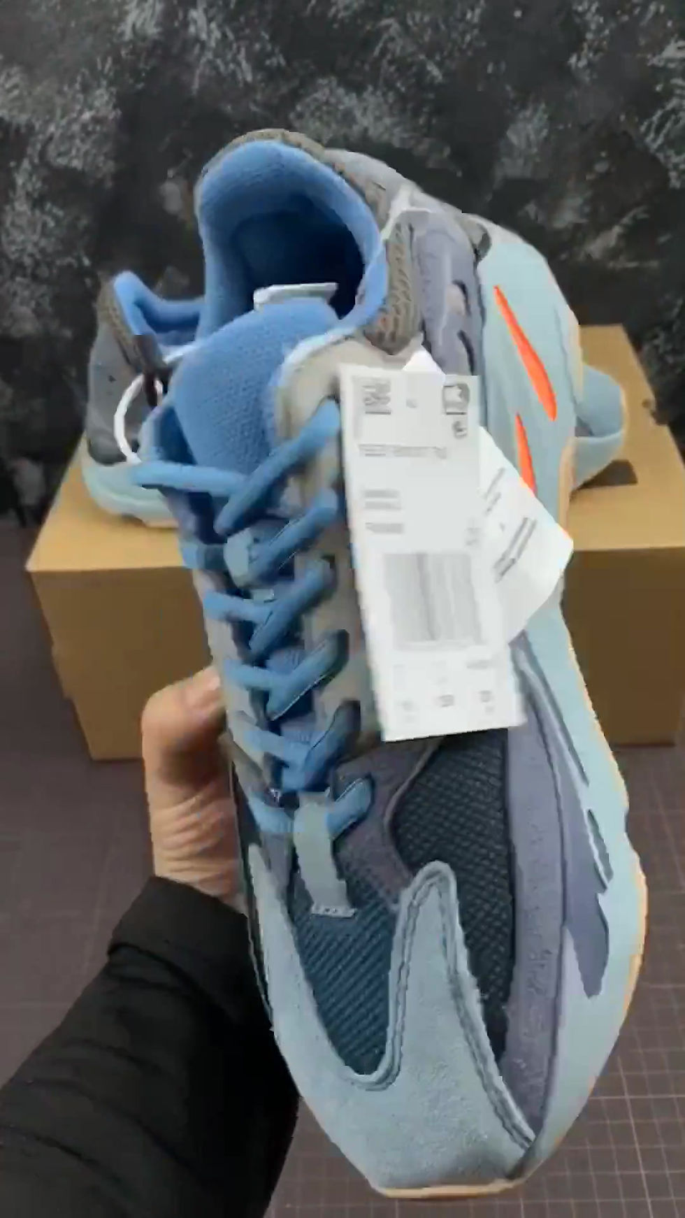 Miniatura: Yeezy 700