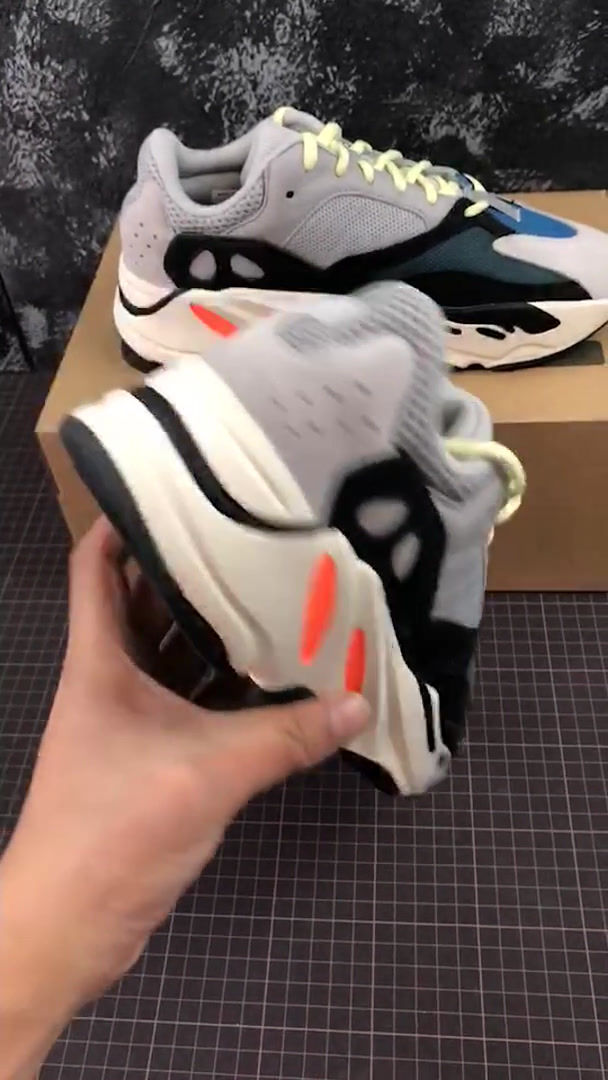 Miniatura: Yeezy 700