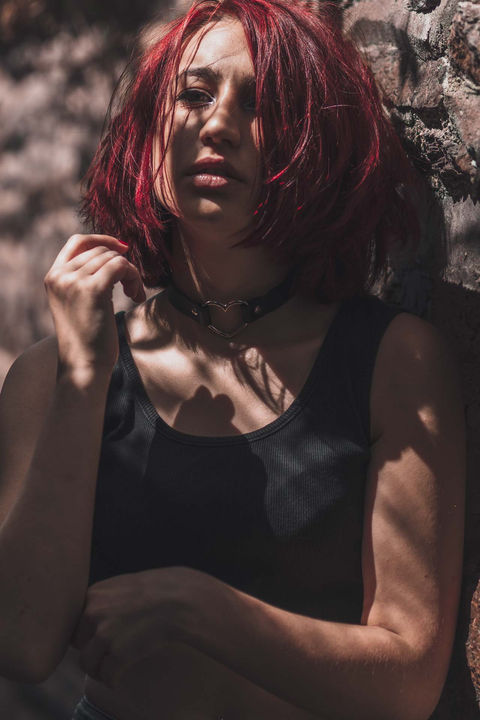 Femme sur un mur lors d'une séance de portrait en extérieur à Rennes