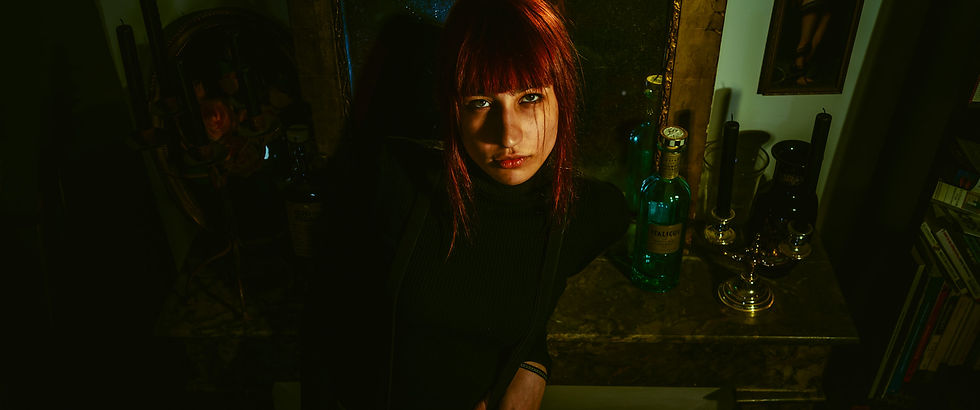 Portrait d'une femme dans un décor vintage lors d'une séance photo à Rennes par un photographe