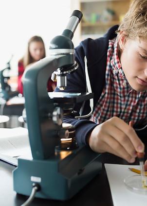 Aluno em atividade de laboratório de ciências