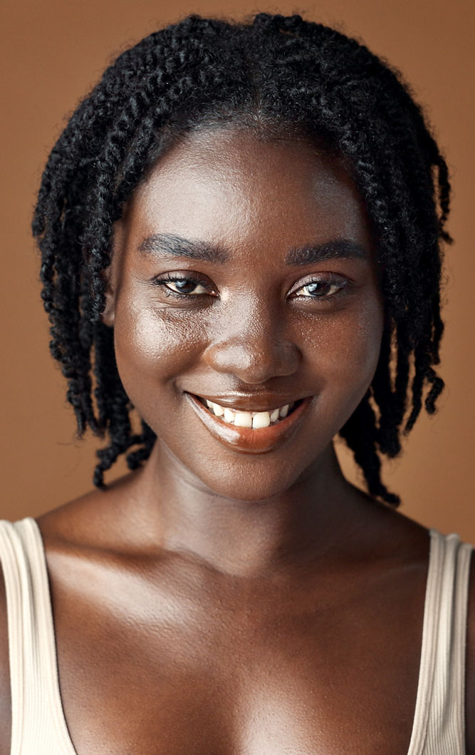 Femme noire souriante devant un fond neutre – image de profil pour le formulaire de candidature