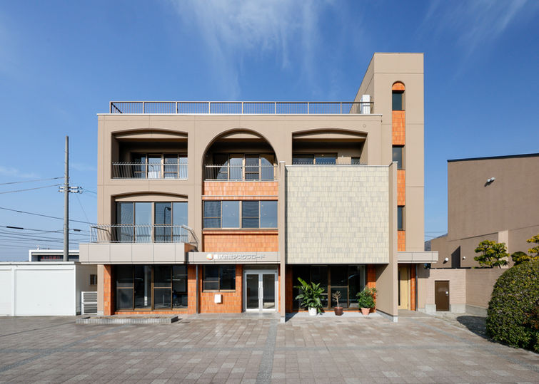 香川県高松市の３階建てオフィス兼住居ビルのリノベーション施工事例写真　ビフォアアフター　誰もが使いやすく明るい空間に　従来の事務机とは変わって、打合せや作業をゆったり行える大きなテーブルをご提案しました。

照明は手元をやさしく照らし、
窓まわりはブラインドで光をコントロール。

自然光を取り込みながら、落ち着いて仕事に向き合えます。

また、事務所からトイレへ直接つながっていたドアはなくし、一度まわってから入る配置へ変更しました。

視線や音にも配慮した、安心感のあるオフィス空間になりました。
ビフォア外観　