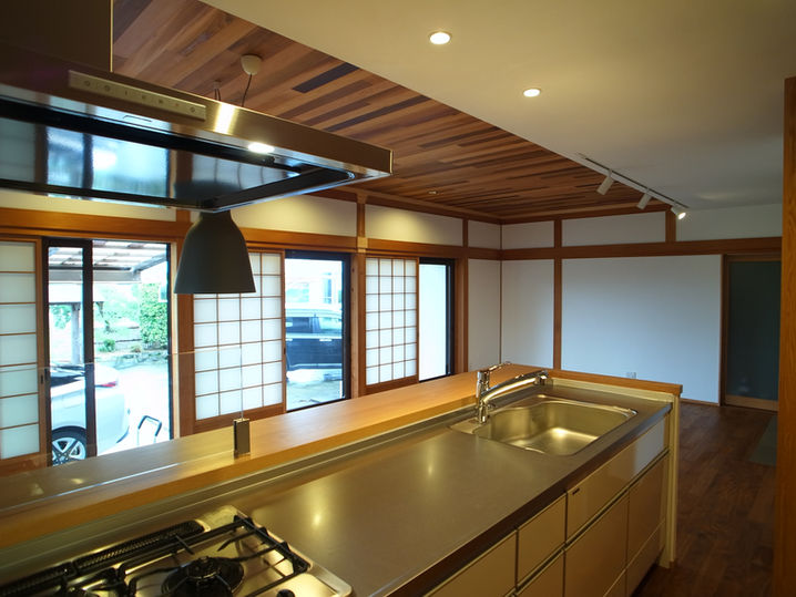 徳島県阿波市の住宅のリノベーション事例。キッチンからの眺め。和室２部屋を繋げて広い一室空間に。障子はそのまま利用しています。