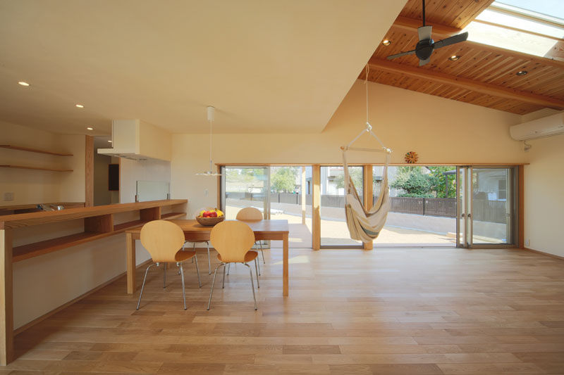 コの字型の間取り、コの字型の縁側、オークの床、窓が大きく風通しが良い、勾配天井のLDK