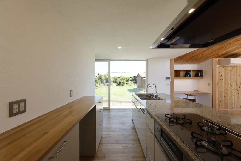 キッチン収納、平屋、高松市の平屋、自然素材、風通しのいい家、杉板張り、漆喰塗の壁、オークの床、L字の間取り、開放的な家、ウッドデッキ、設計事務所