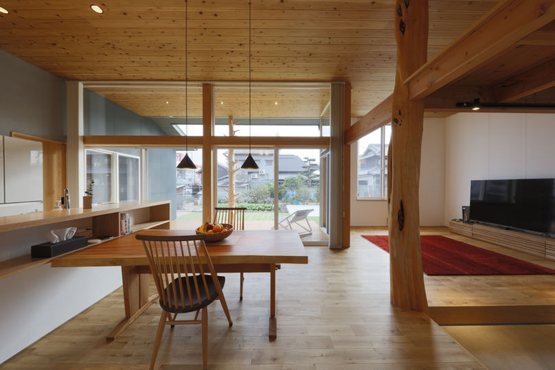 ウッドデッキへ空間が繋がっているように感じる、山一木材でお施主さんが選んだ大黒柱