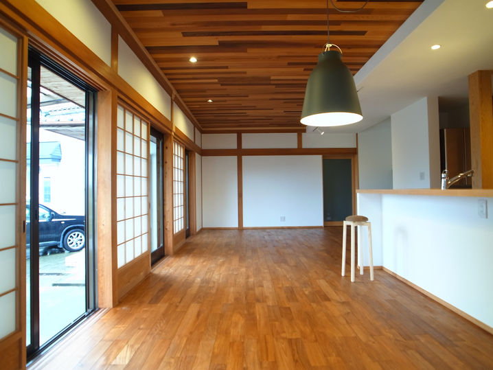 徳島県阿波市の住宅のリノベーション事例。LDKの写真。和室２部屋を繋げて広い一室空間に。障子はそのまま利用しています。