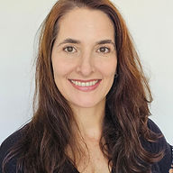 Aluna Daniele cabelos longos castanhos e sorridente