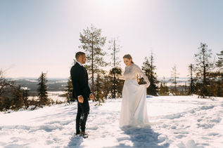 hääkuvaus häät Levillä iglu tunturi valokuvaaja häävideokuvaus Lappi Valokuvaaja Tiia Juutinen häämuotokuvaus hääpotretit