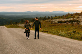 odotuskuvaus perheen kanssa lappi valokuvaaja Tiia Juutinen