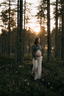 raskauskuvaus odotuskuvaus metsässä Oulu valokuvaaja Tiia Juutinen